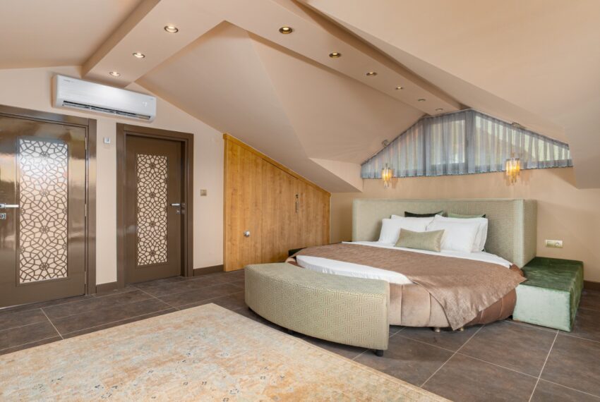 9. Upper bedroom suite also with jacuzzi